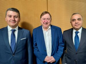 Gespräch mit dem Abgeordneten Azay Guliyev und Botschafter Nasimi Aghayev der Republik Aserbaidschan